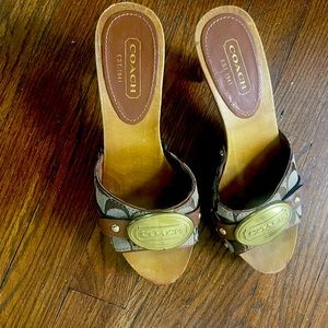 Beautiful Coach Mid heel